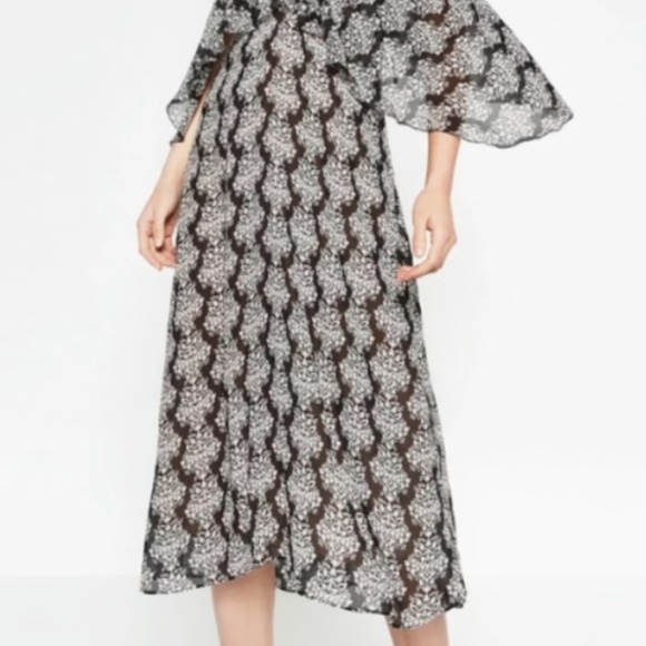 ❤SOLD❤ ZARA // flowy cold shoulder ruffle dress - Picture 9 of 15